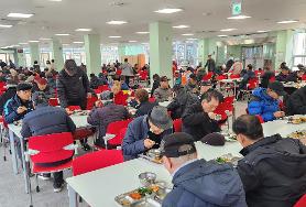  식당 배식 자원봉사 참여 미담